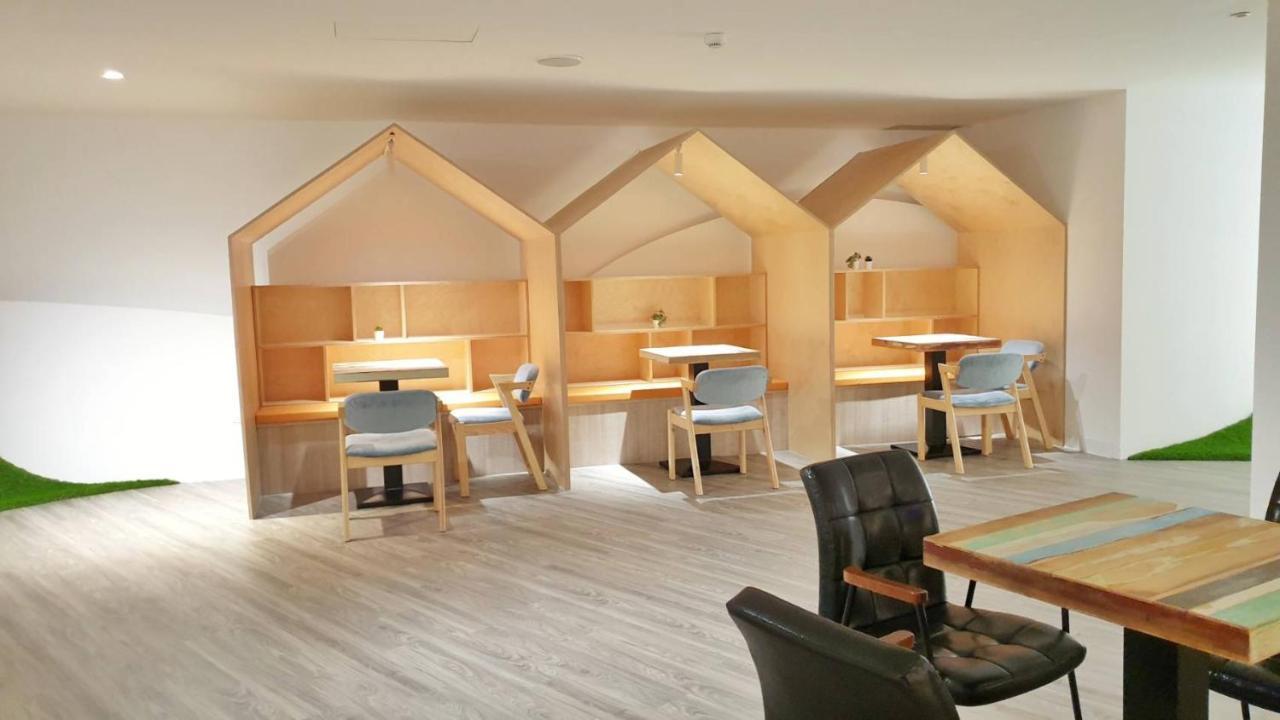 Talmud Business Hotel - Zhongshan Taichung Bagian luar foto