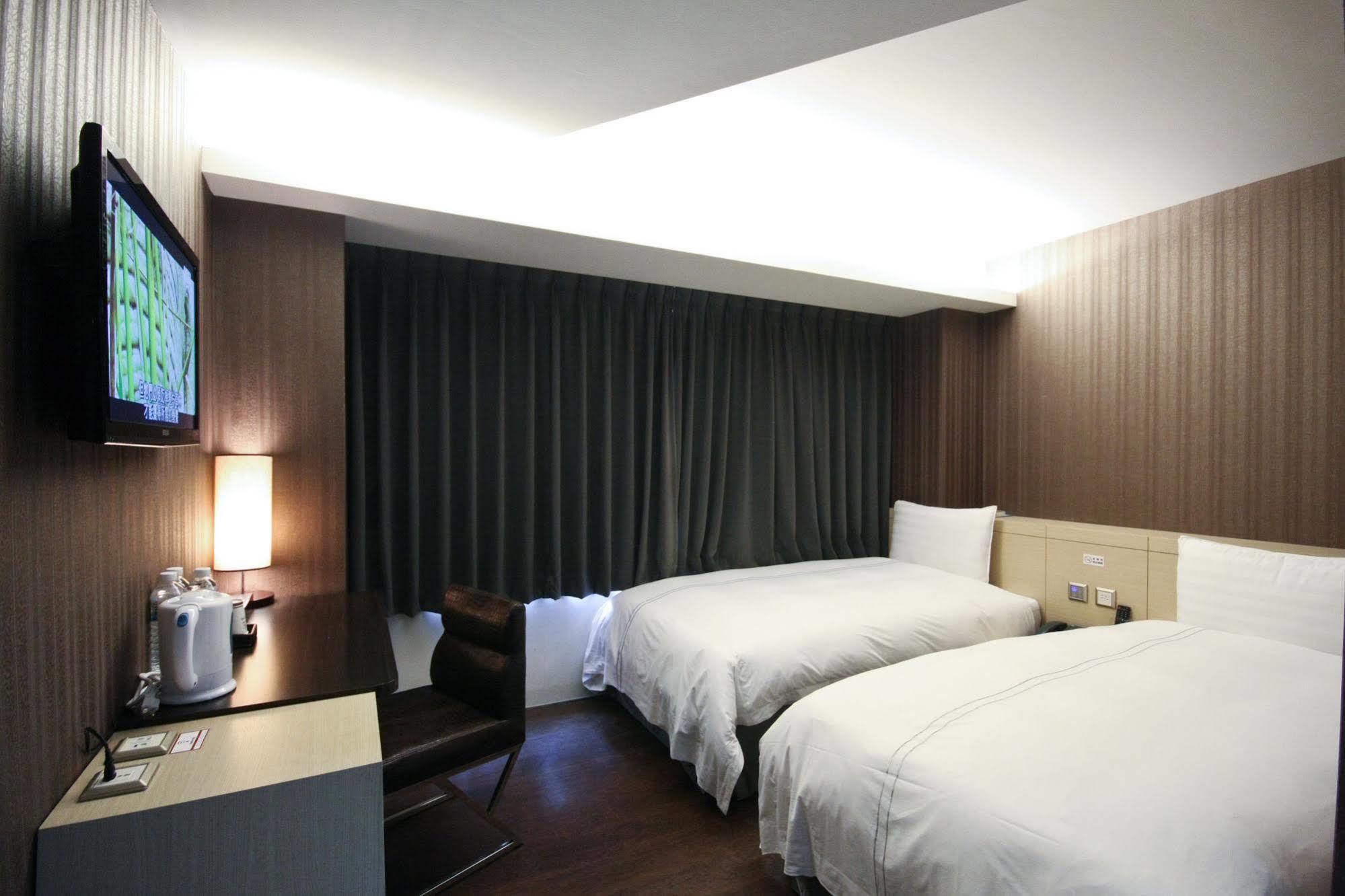 Talmud Business Hotel - Zhongshan Taichung Bagian luar foto