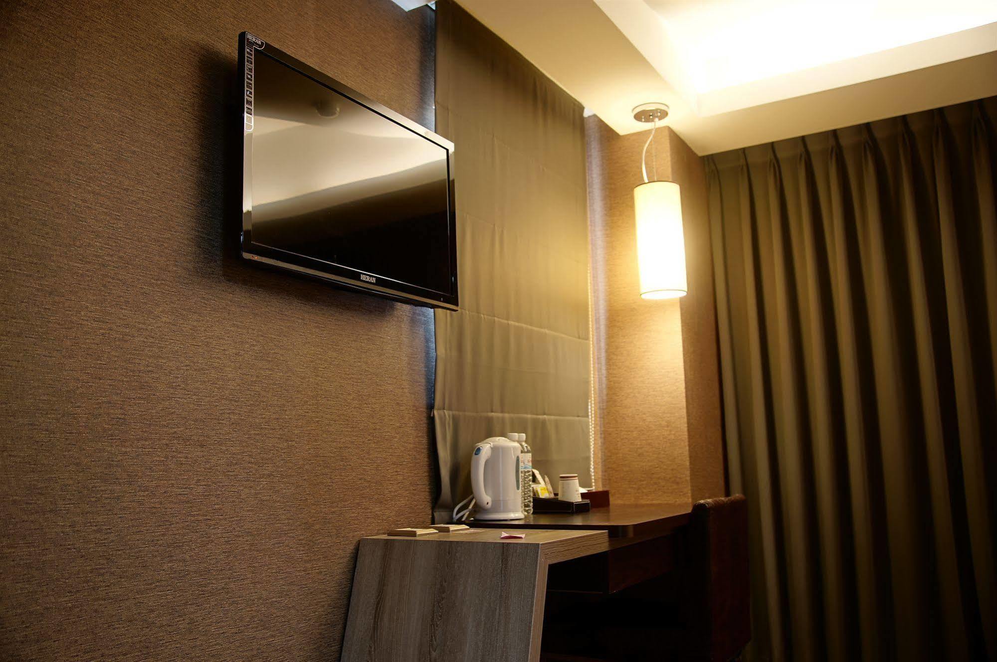 Talmud Business Hotel - Zhongshan Taichung Bagian luar foto