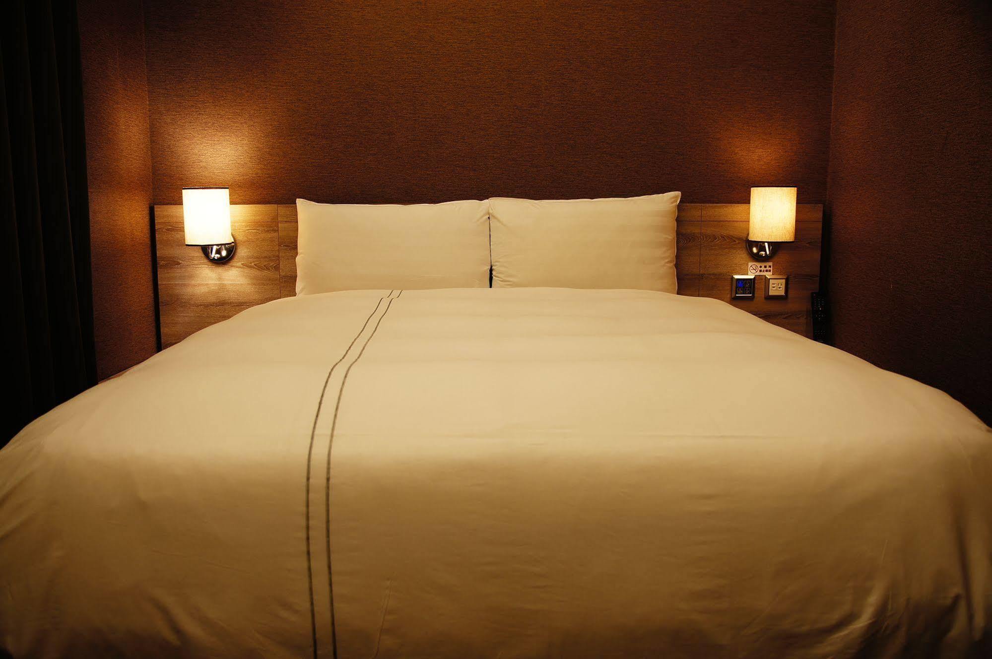 Talmud Business Hotel - Zhongshan Taichung Bagian luar foto