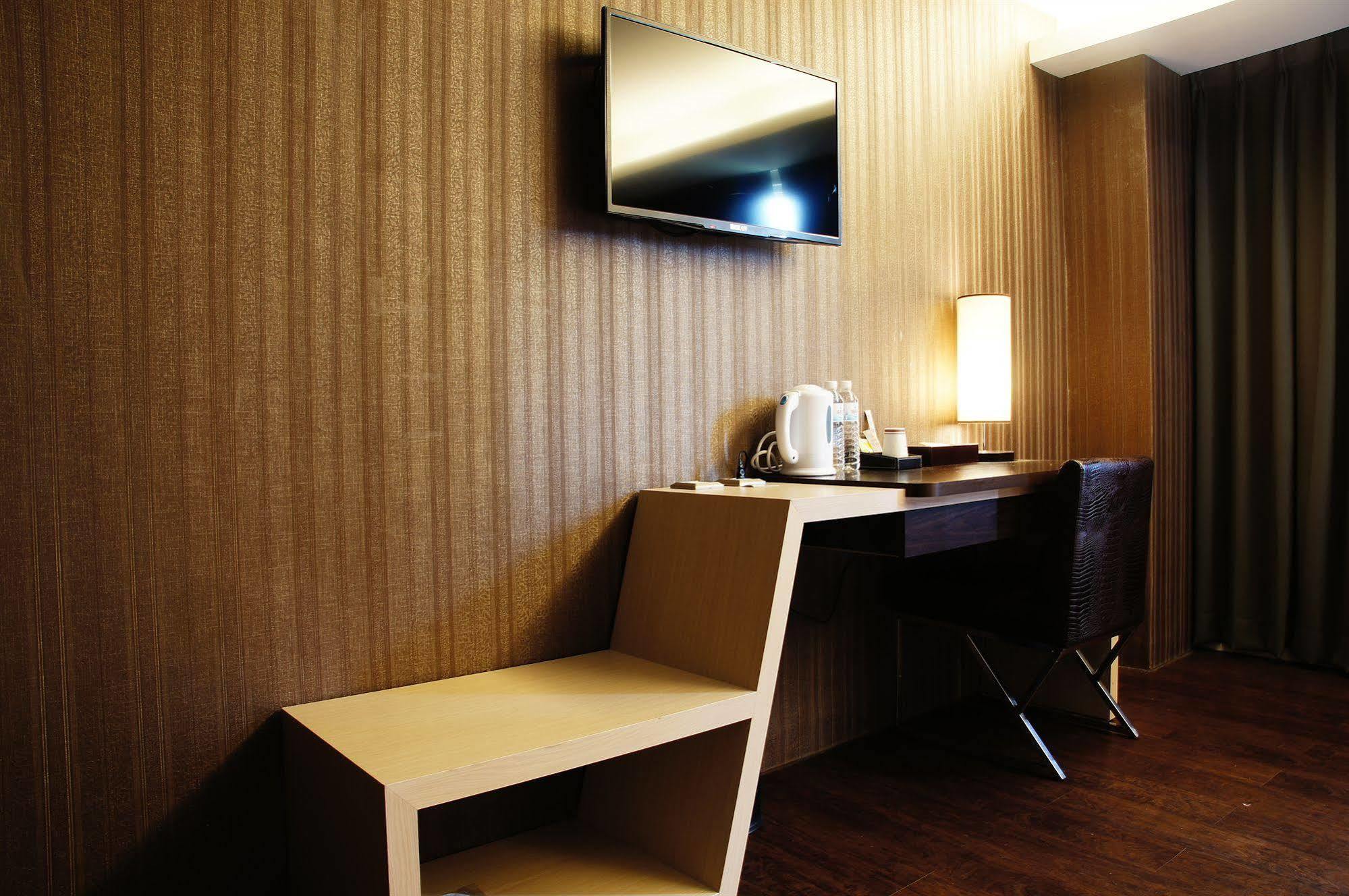 Talmud Business Hotel - Zhongshan Taichung Bagian luar foto