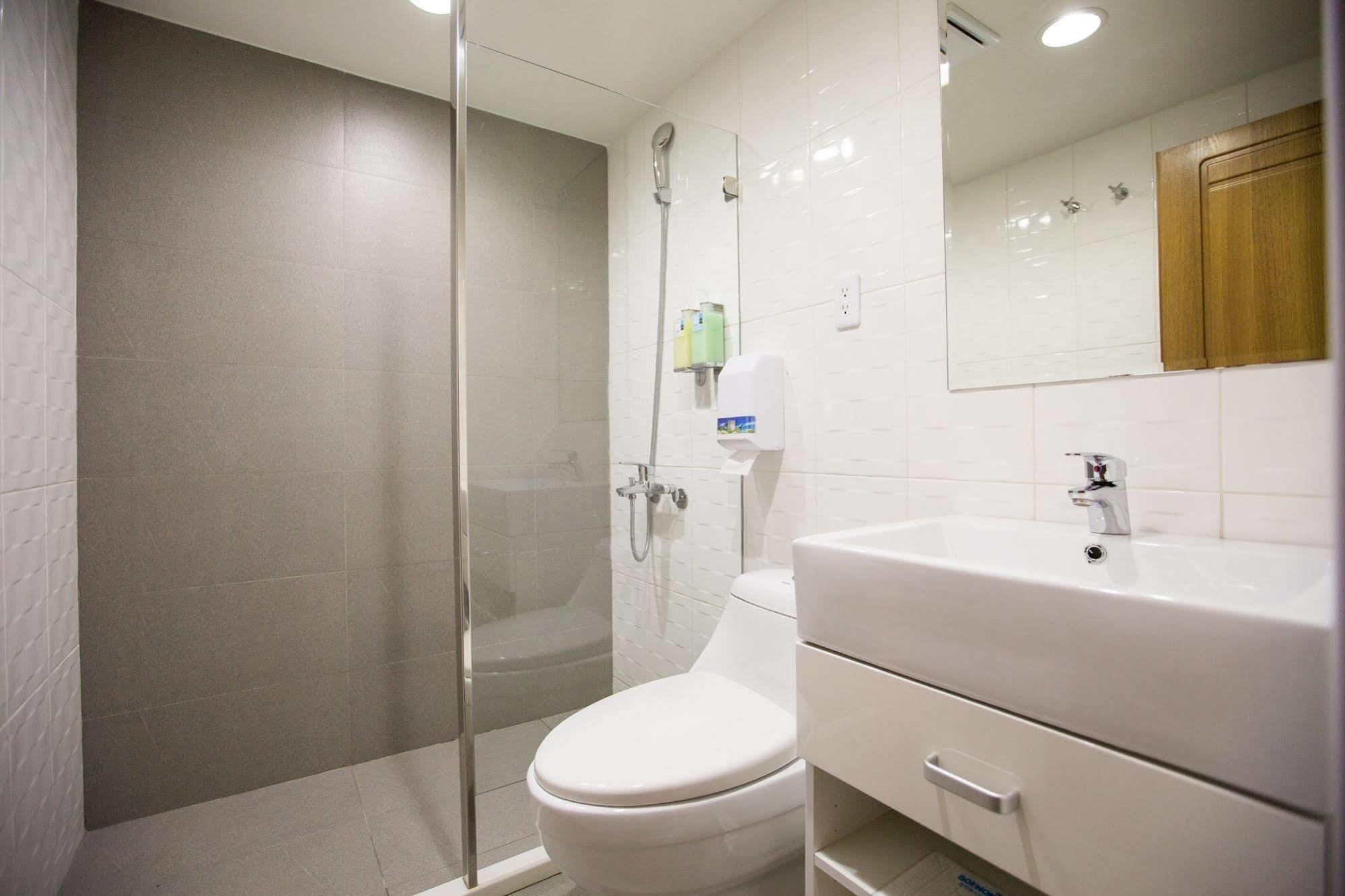 Talmud Business Hotel - Zhongshan Taichung Bagian luar foto