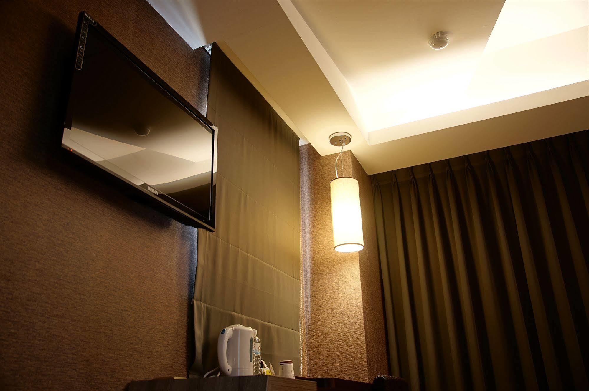 Talmud Business Hotel - Zhongshan Taichung Bagian luar foto