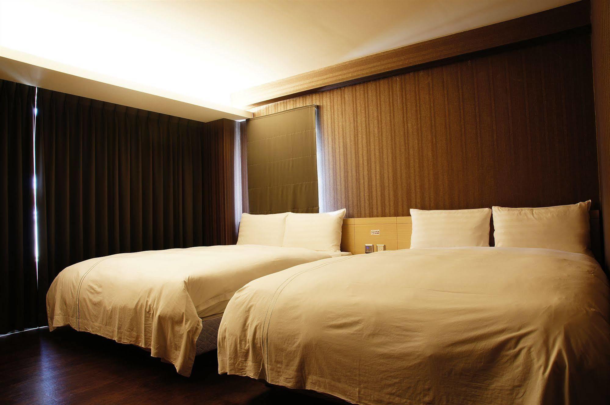 Talmud Business Hotel - Zhongshan Taichung Bagian luar foto